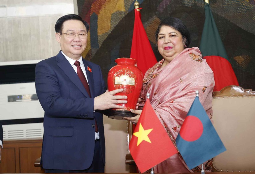 Chủ tịch Quốc hội Vương Đ&igrave;nh Huệ tặng qu&agrave; lưu niệm Chủ tịch Quốc hội Bangladesh Shirin Sharmin Chaudhury.