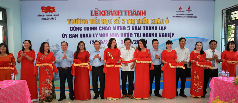 C&aacute;c đại biểu thực hiện nghi thức cắt băng kh&aacute;nh th&agrave;nh. Nguồn: BSR.