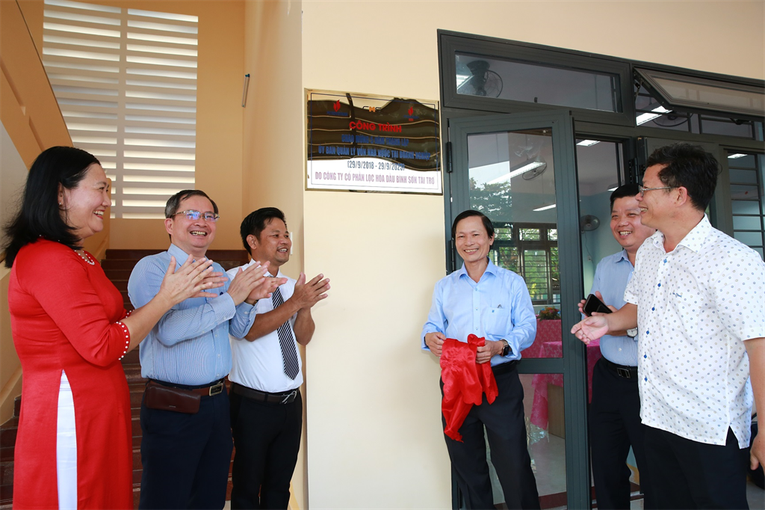 C&aacute;c đại biểu thực hiện nghi thức gắn biển c&ocirc;ng tr&igrave;nh. C&ocirc;ng tr&igrave;nh được Tập đo&agrave;n Dầu kh&iacute; Việt Nam lựa chọn để ch&agrave;o mừng 5 năm ng&agrave;y th&agrave;nh lập Ủy ban Quản l&yacute; vốn Nh&agrave; nước tại Doanh nghiệp (29/9/2018 - 29/9/2023). Nguồn: BSR.