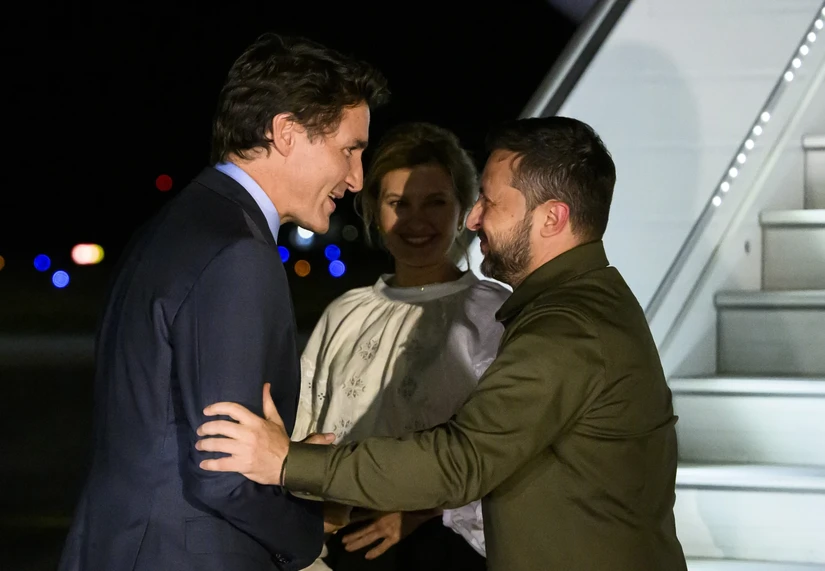 Thủ tướng Canada Justin Trudeau ch&agrave;o đ&oacute;n Tổng thống Ukraine Volodymyr Zelensky v&agrave; Phu nh&acirc;n Olena Zelenska tại s&acirc;n bay Ottawa. Ảnh: AP