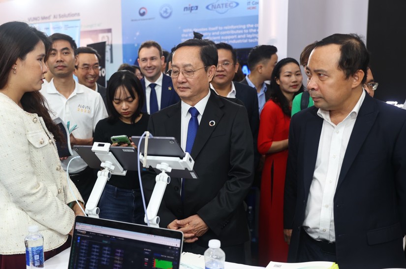 C&aacute;c đại biểu tham quan AI Expo trong khu&ocirc;n khổ AI4VN 2023. Ảnh: VGP