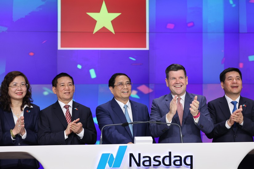 Thủ tướng Phạm Minh Ch&iacute;nh thực hiện nghi thức khai mạc phi&ecirc;n giao dịch s&agrave;n Nasdaq.