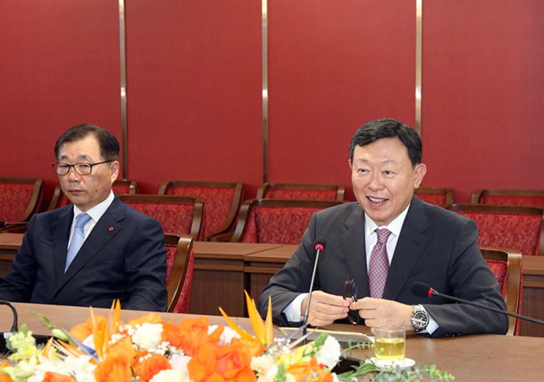 Chủ tịch Tập đo&agrave;n Lotte Shin Dong-bin ph&aacute;t biểu tại buổi gặp. Ảnh: Hanoi.gov.