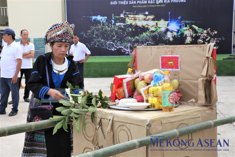 Độc đáo lễ cúng cây chè tổ của người Mông Suối Giàng, Yên Bái