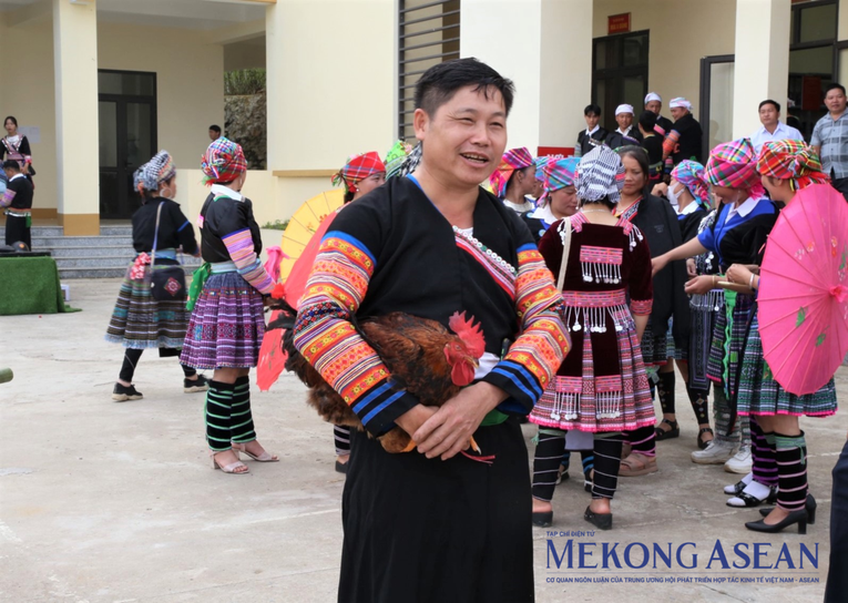 Độc đáo lễ cúng cây chè tổ của người Mông Suối Giàng, Yên Bái