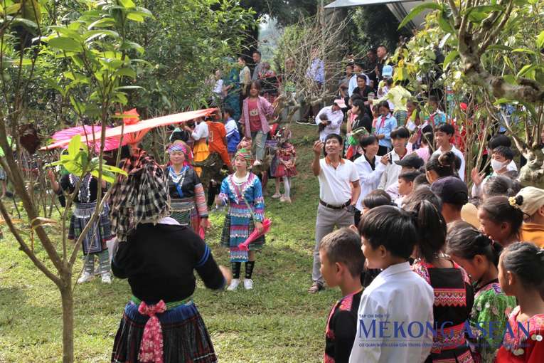 Tr&ograve; chơi n&eacute;m pao của người d&acirc;n tộc M&ocirc;ng.