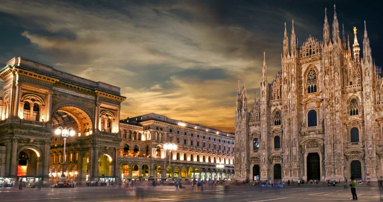 Quảng trường Piazza del Duomo ở Milan, Italy.