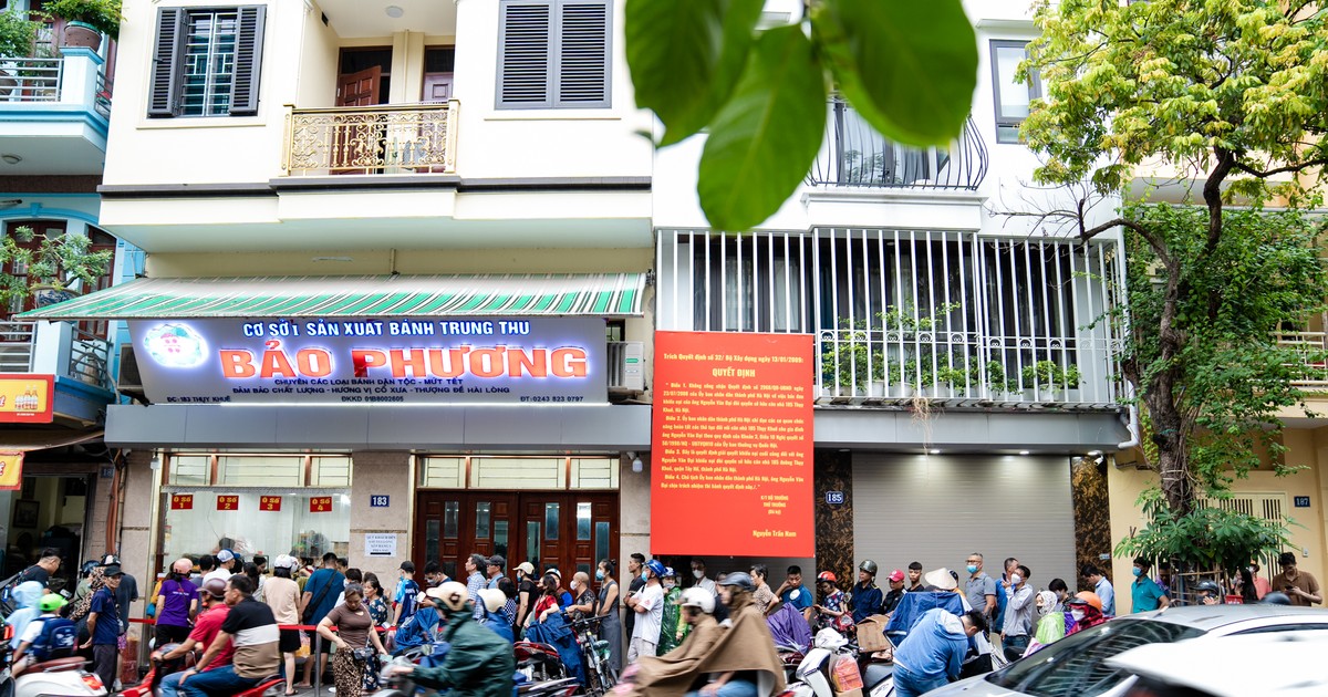 Hà Nội: Dòng người đội mưa xếp hàng mua bánh Trung thu truyền thống