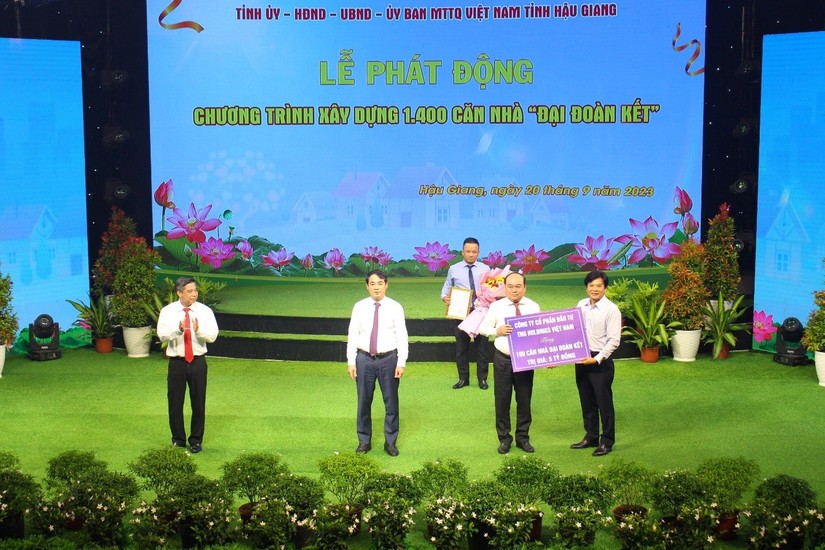 Đại diện Tập đo&agrave;n TNG Holdings Vietnam trao tặng 5 tỷ đồng cho UB MTTQ tỉnh Hậu Giang.