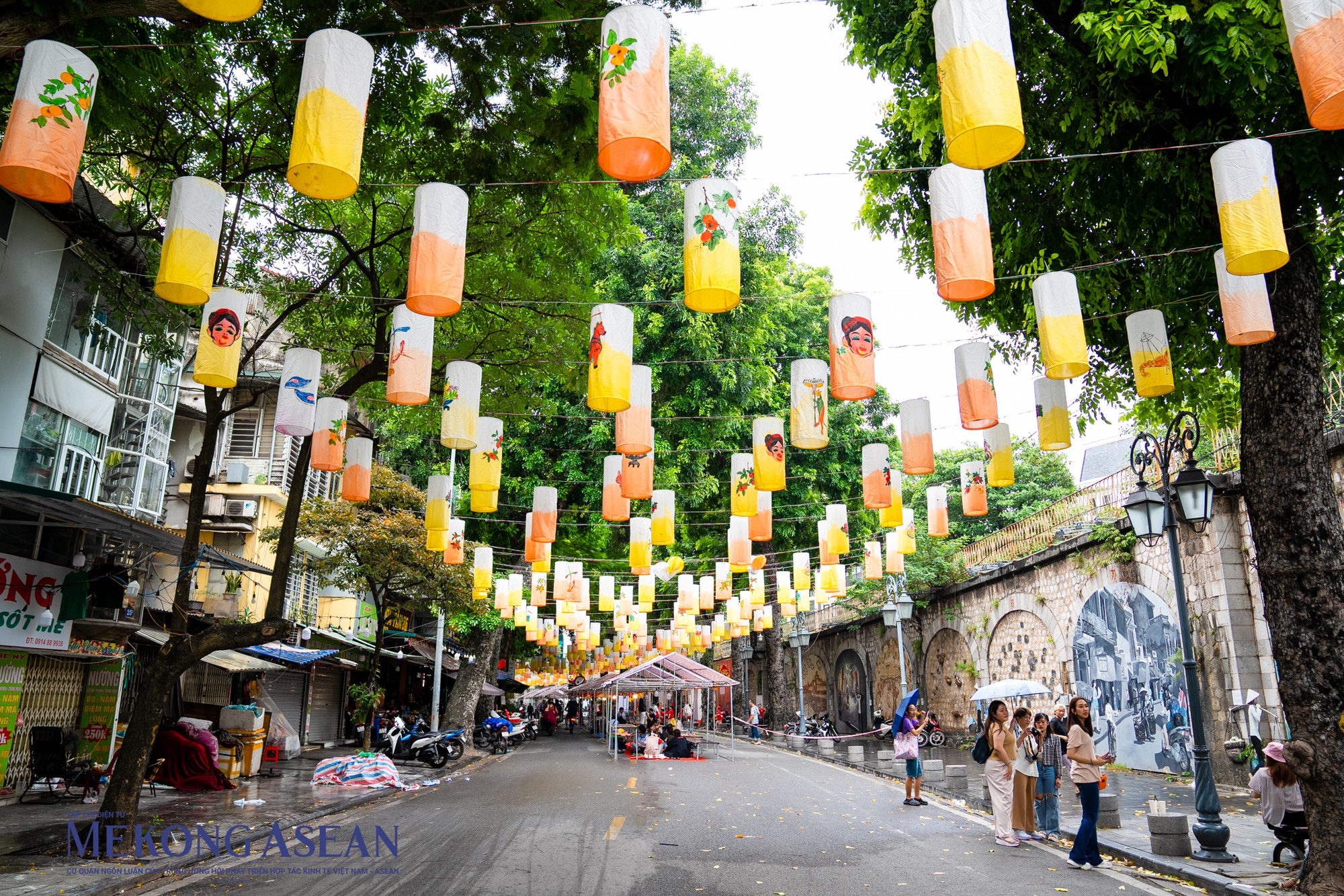 Nằm ngay cạnh phố H&agrave;ng M&atilde;, phố b&iacute;ch họa Ph&ugrave;ng Hưng từ l&acirc;u đ&atilde; trở th&agrave;nh điểm đến được nhiều người y&ecirc;u mến bởi n&oacute; gợi nhớ một g&oacute;c kh&ocirc;ng gian H&agrave; Nội xưa, lung linh với h&agrave;ng trăm &aacute;nh đ&egrave;n lồng, những m&oacute;n đồ chơi truyền thống v&agrave; những bức b&iacute;ch họa đẹp mắt mỗi dịp đ&oacute;n Tết Trung thu.