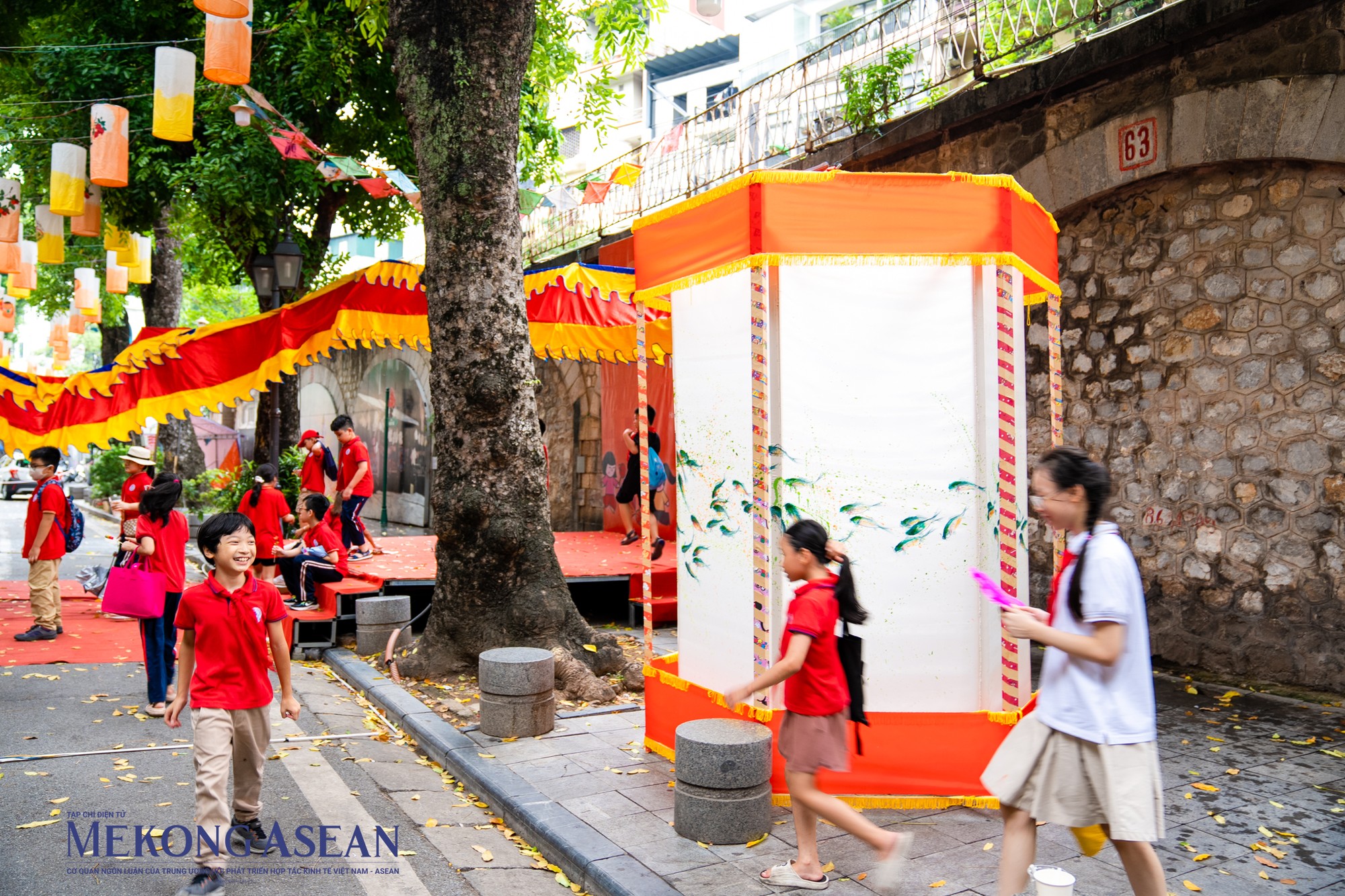 Năm nay, phố đ&egrave;n lồng đặc biệt thu h&uacute;t c&aacute;c em nhỏ đến tham gia c&aacute;c tr&ograve; chơi truyền thống v&agrave; tự tay l&agrave;m ra những m&oacute;n đồ chơi cho ri&ecirc;ng m&igrave;nh trong Lễ hội Trung thu.