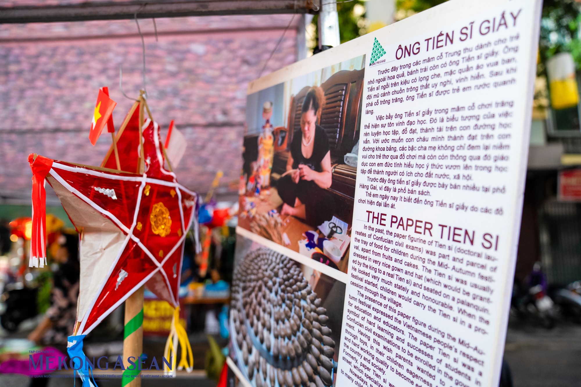 Những chiếc đ&egrave;n &ocirc;ng sao đủ m&agrave;u sắc, những chiếc mặt nạ giấy bồi với nhiều d&aacute;ng vẻ ngộ nghĩnh được h&igrave;nh th&agrave;nh đ&ocirc;i b&agrave;n tay kh&eacute;o l&eacute;o của người nghệ nh&acirc;n.