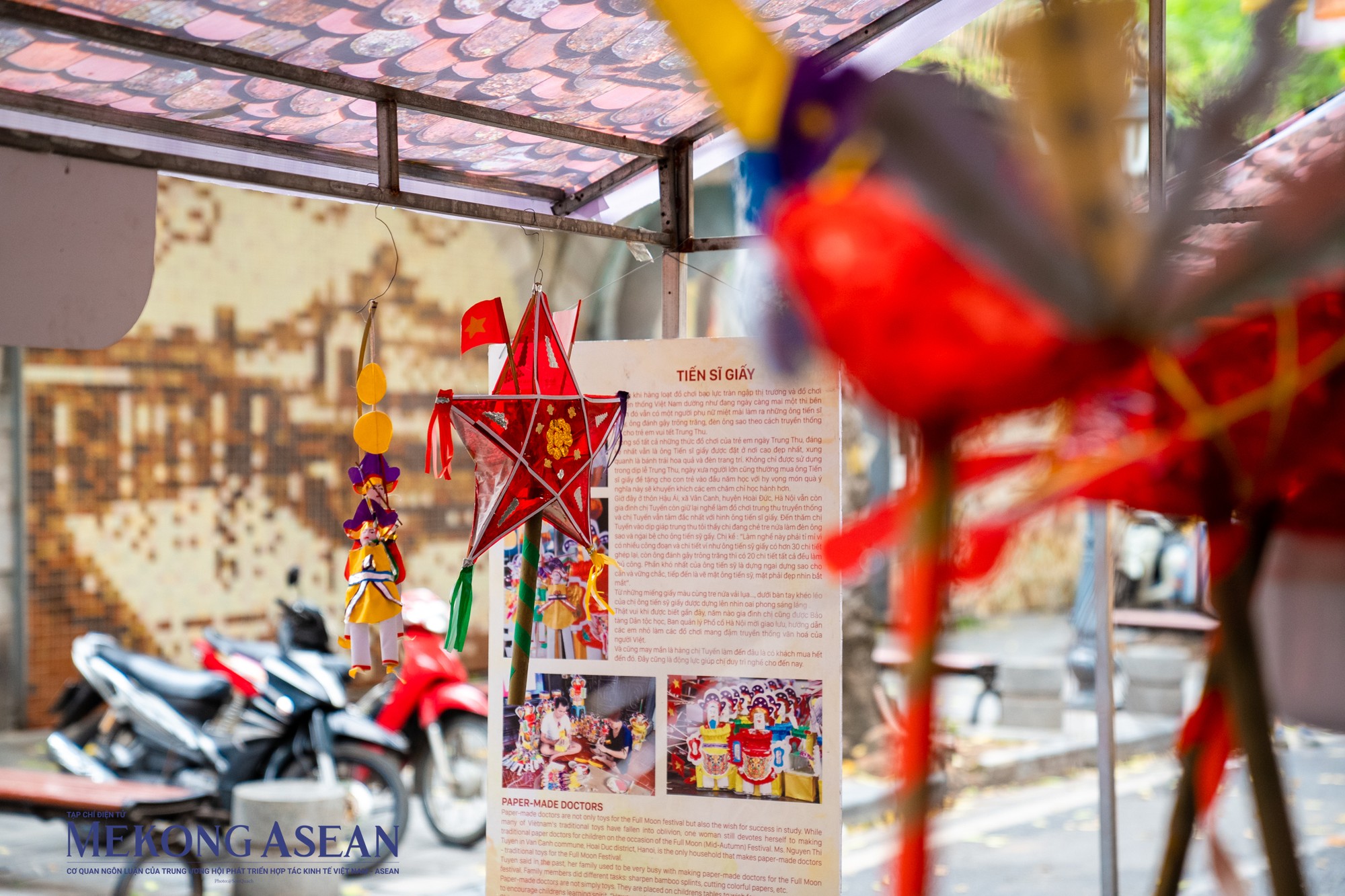 20 gian h&agrave;ng trưng b&agrave;y v&agrave; tr&igrave;nh diễn những đồ chơi Trung thu truyền thống.