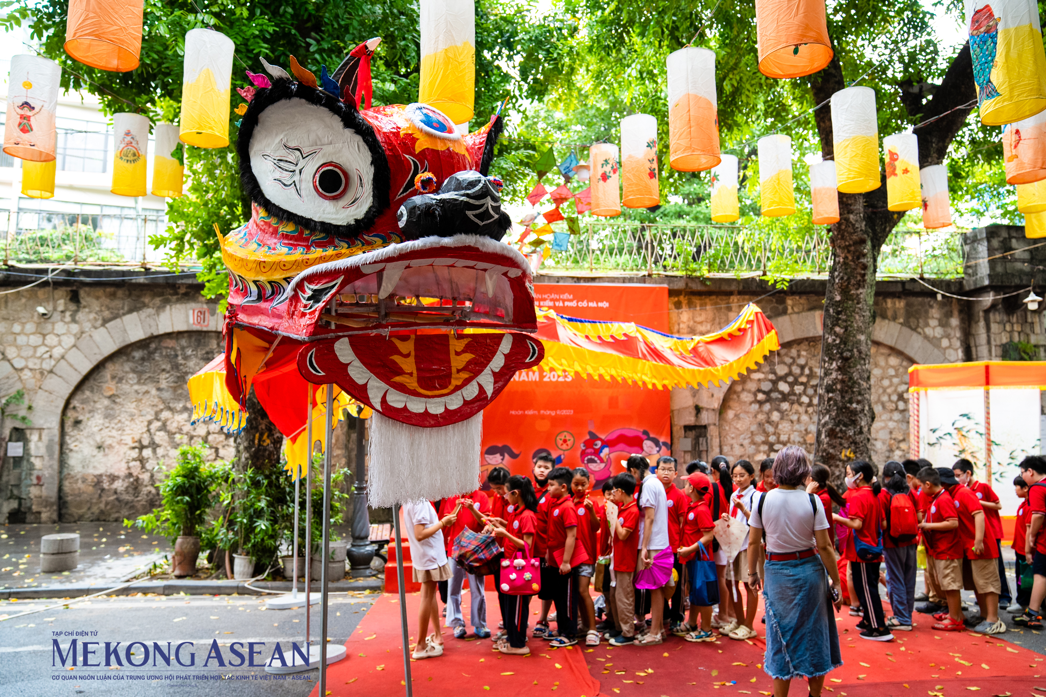 Trải nghiệm làm đồ chơi truyền thống Trung thu trên phố bích họa Phùng Hưng