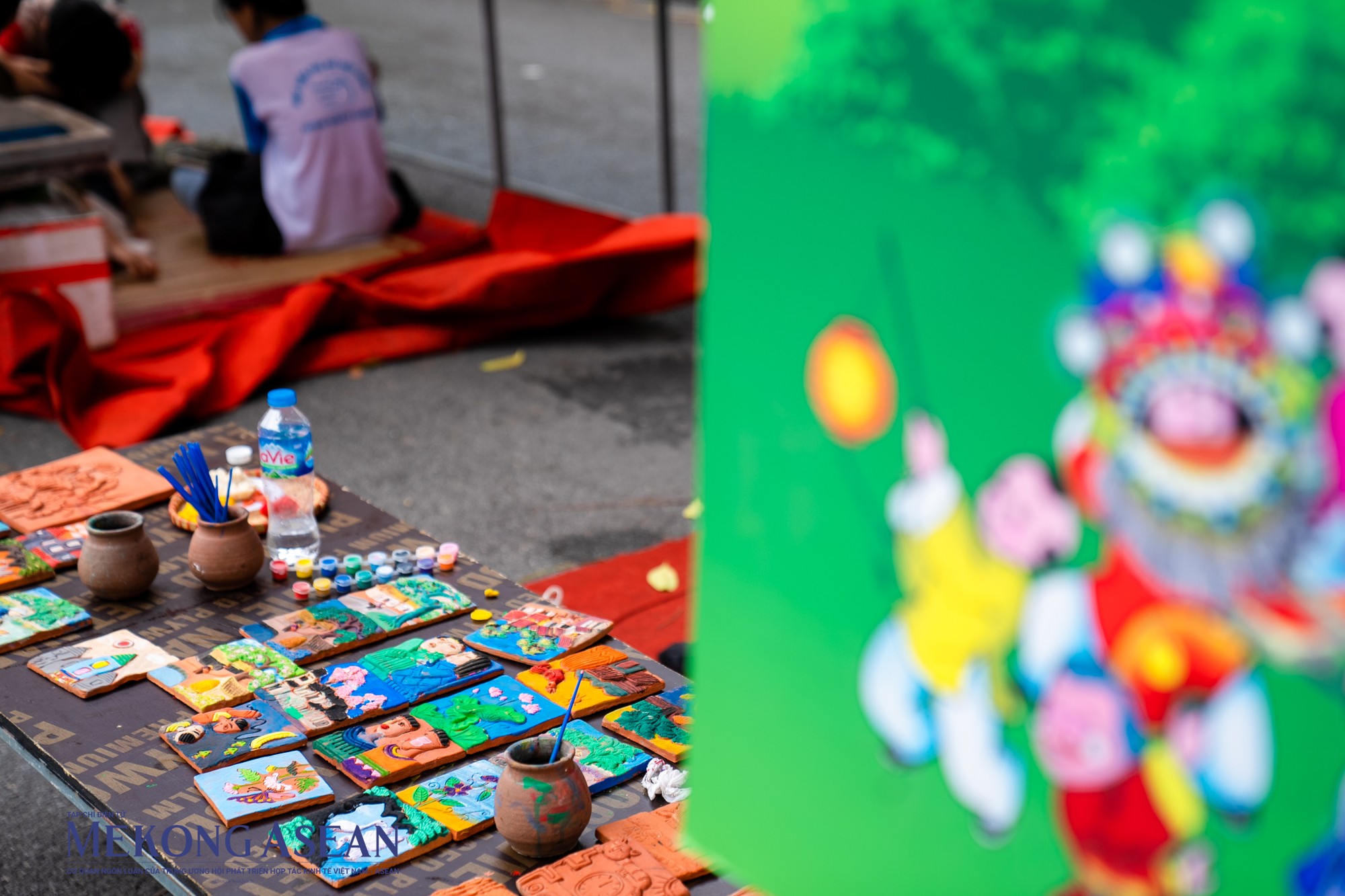 Nhiều bạn trẻ th&iacute;ch th&uacute; với việc trang tr&iacute; cho những bức tranh l&agrave;m từ gốm nung.