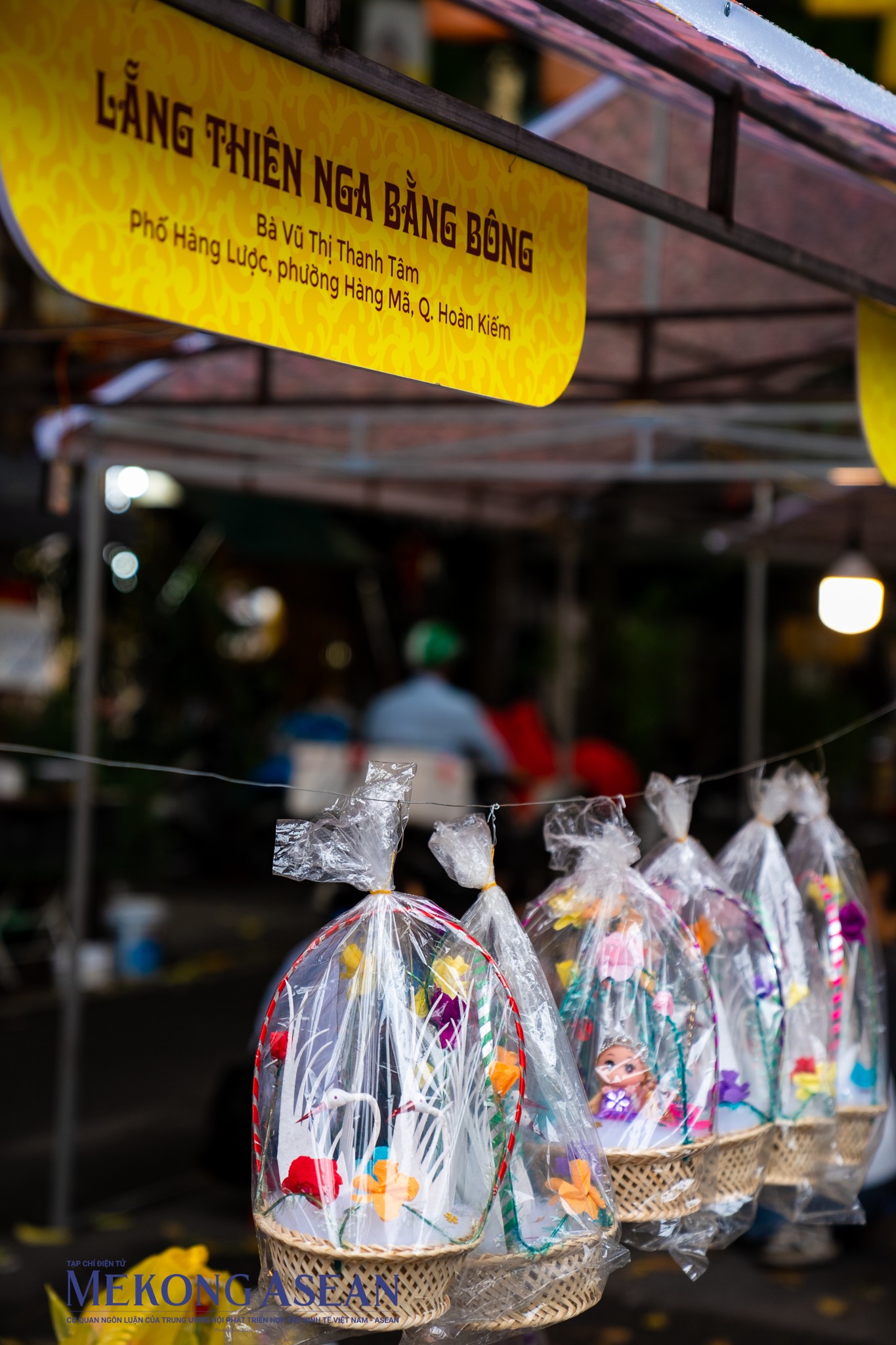 Gian h&agrave;ng trưng b&agrave;y v&agrave; tr&igrave;nh diễn lẵng đồ chơi thi&ecirc;n nga bằng b&ocirc;ng của nghệ nh&acirc;n Thanh T&acirc;m (H&agrave; Nội).