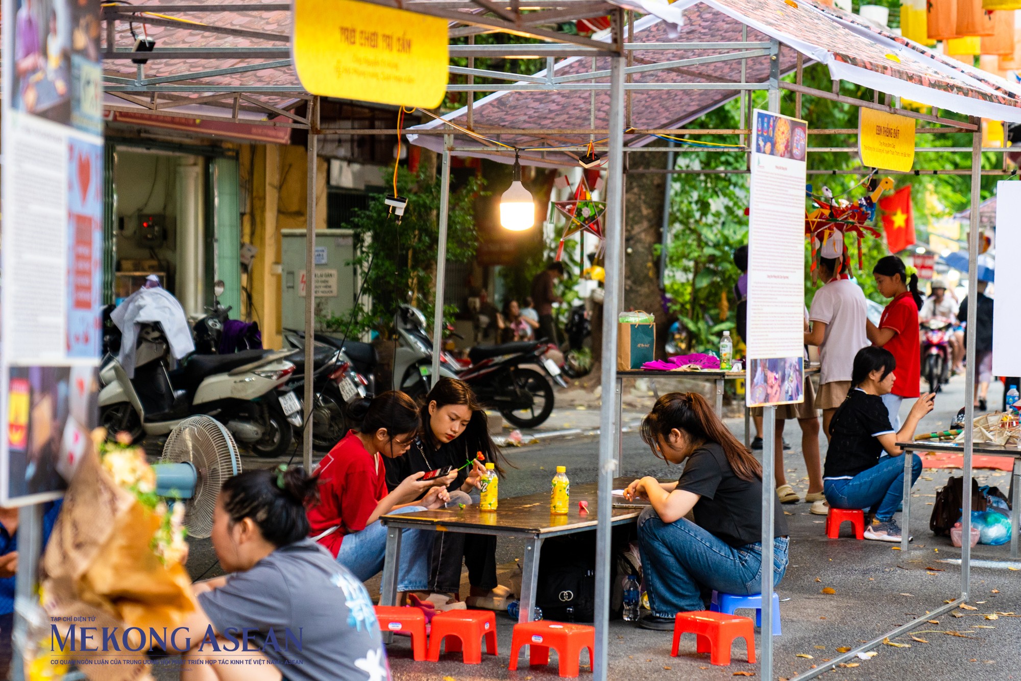 C&aacute;c bạn trẻ h&agrave;o hứng nặn t&ograve; he truyền thống nhiều m&agrave;u sắc.