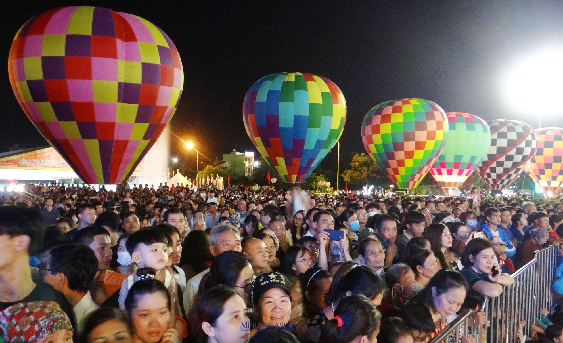 Chương tr&igrave;nh khai mạc thu h&uacute;t đ&ocirc;ng đảo người d&acirc;n v&agrave; du kh&aacute;ch thập phương.