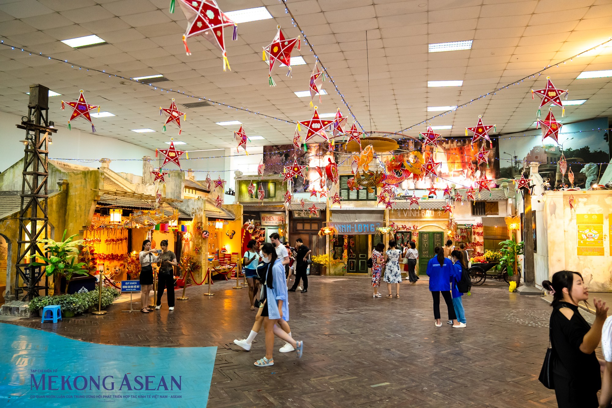 10 ng&agrave;y trước tết Trung thu, c&aacute;c nghệ nh&acirc;n ở Phố cổ H&agrave; Nội đ&atilde; phục dựng c&aacute;c mẫu đ&egrave;n Trung Thu cổ bị thất truyền như đ&egrave;n c&aacute; ch&eacute;p h&oacute;a rồng, đ&egrave;n c&aacute; ch&eacute;p tr&ocirc;ng trăng, đ&egrave;n cua sống, đ&egrave;n cua ch&iacute;n, đ&egrave;n thỏ, đ&egrave;n bướm, đ&egrave;n t&ocirc;m, đ&egrave;n trống.