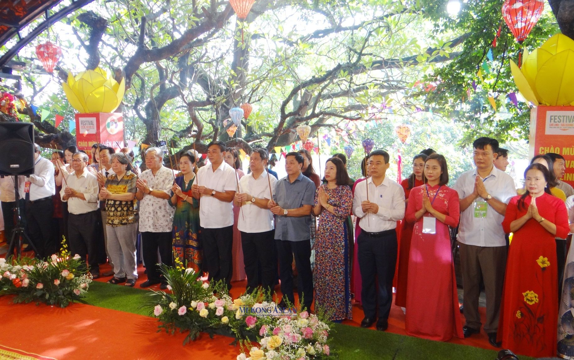 Đại diện l&atilde;nh đạo Th&agrave;nh ủy, UBND th&agrave;nh phố Ch&iacute; Linh v&agrave; c&aacute;c đại biểu d&acirc;ng hương tại di t&iacute;ch quốc gia đền Sinh, s&aacute;ng 29/9.