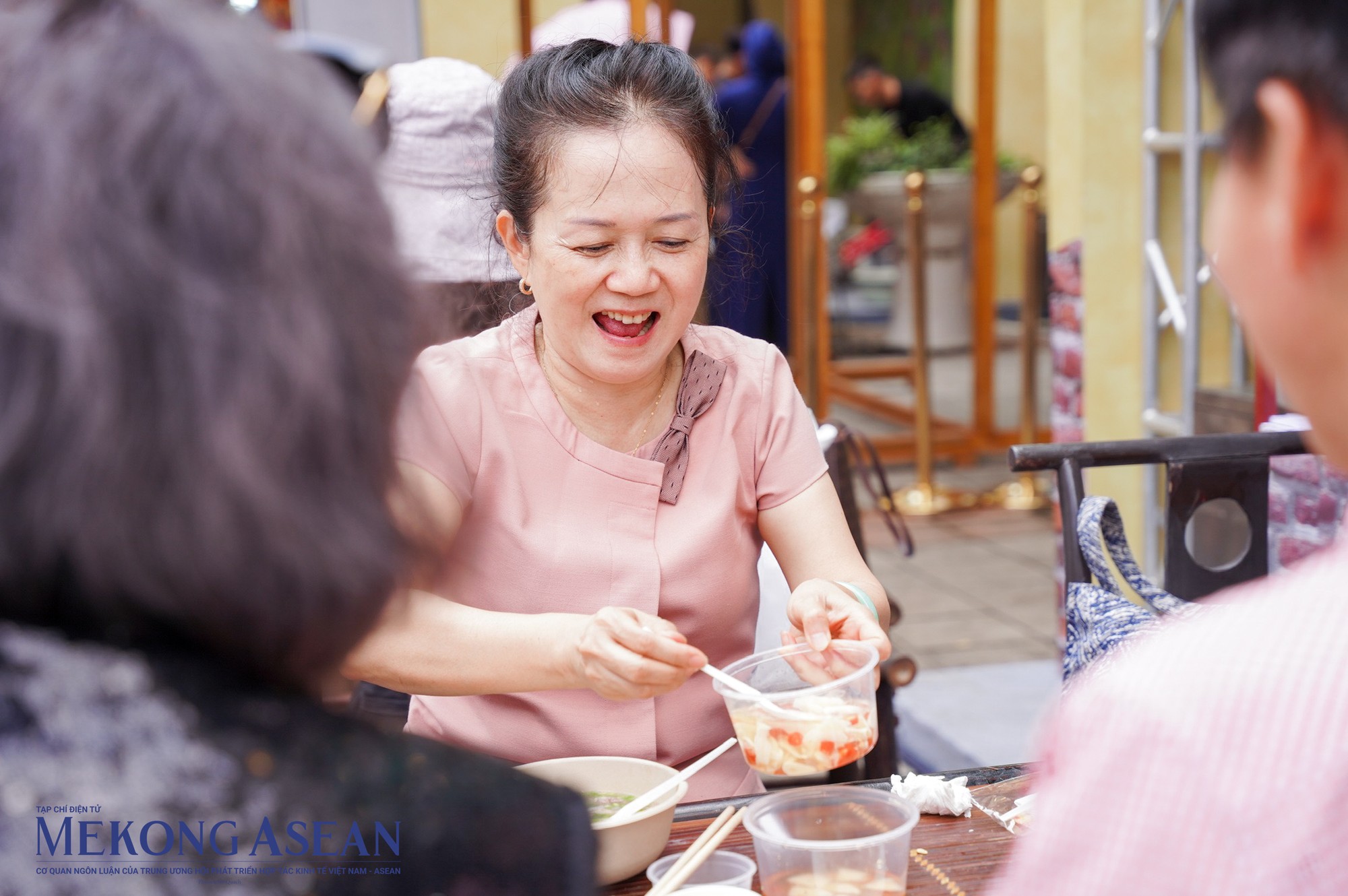 Kh&ocirc;ng gian phở H&agrave; Nội thu h&uacute;t đ&ocirc;ng đảo du kh&aacute;ch trải nghiệm.