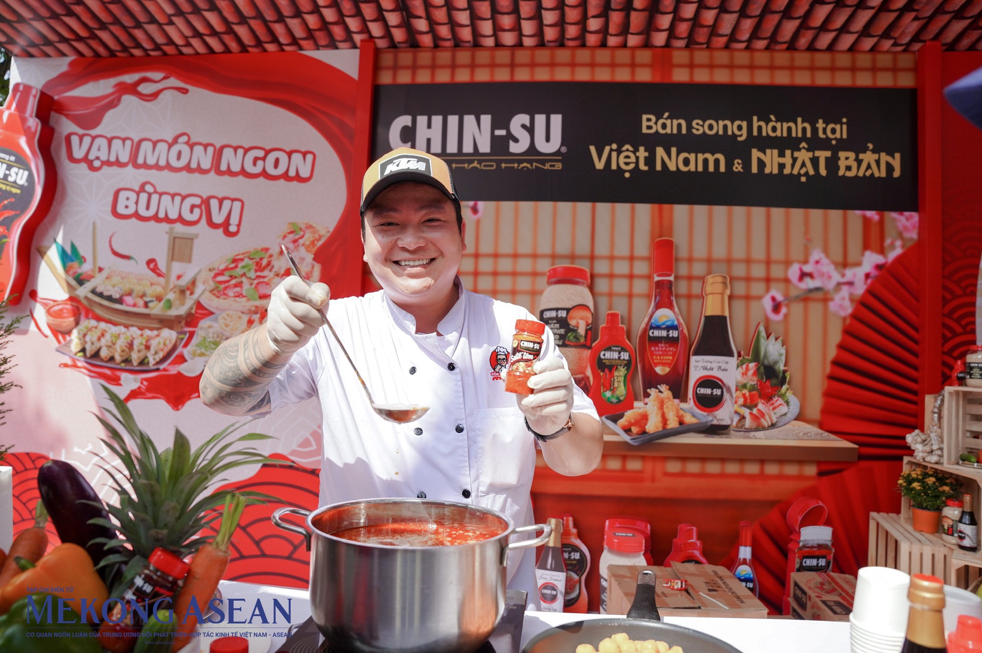 Điểm nhấn tại đ&acirc;y l&agrave; kh&ocirc;ng gian của Phở H&agrave; Nội, n&eacute;t ti&ecirc;u biểu của ẩm thực H&agrave; Th&agrave;nh v&agrave; một số thương hiệu Phở nổi tiếng kh&aacute;c. Du kh&aacute;ch sẽ được trải nghiệm quy tr&igrave;nh tạo ra nguy&ecirc;n liệu l&agrave;m n&ecirc;n m&oacute;n ăn đặc trưng của b&uacute;n, miến, phở&hellip;