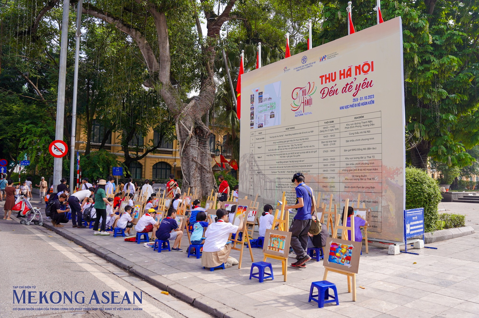 B&ecirc;n lề kh&ocirc;ng gian văn h&oacute;a ẩm thực, trong khu&ocirc;n khổ Festival Thu H&agrave; Nội lần đầu ti&ecirc;n được tổ chức tại H&agrave; Nội diễn ra nhiều hoạt động trải nghiệm l&yacute; th&uacute;.