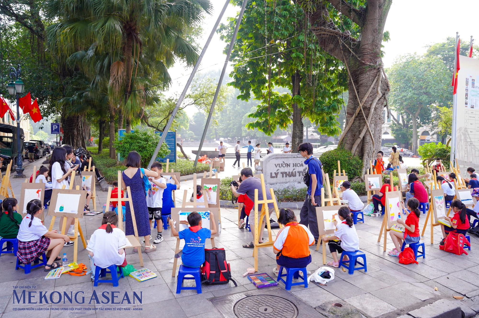 C&aacute;c bạn nhỏ say sưa vẽ tranh tại khu&ocirc;n vi&ecirc;n vườn hoa L&yacute; Th&aacute;i Tổ.