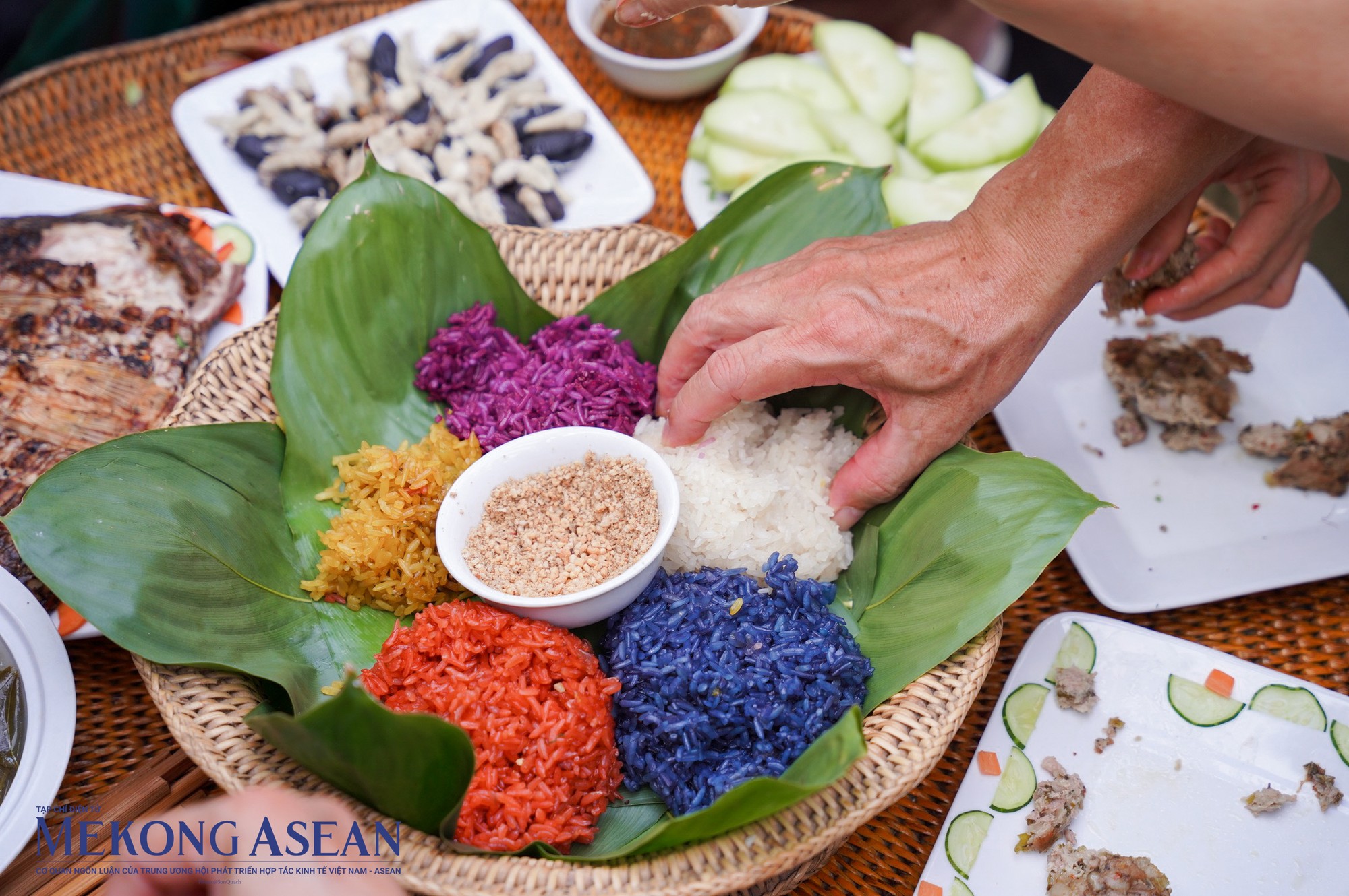 Song song với đ&oacute;, chương tr&igrave;nh cũng giới thiệu ẩm thực đặc sắc của c&aacute;c quận, huyện, l&agrave;ng nghề tr&ecirc;n địa b&agrave;n th&agrave;nh phố H&agrave; Nội. C&aacute;c nghệ nh&acirc;n tr&igrave;nh diễn quy tr&igrave;nh l&agrave;m n&ecirc;n những m&oacute;n ăn đặc sản địa phương như: Rượu hũ l&agrave;ng Ng&acirc;u (Thanh Tr&igrave;), B&uacute;n x&agrave;o cần (Đ&ocirc;ng Anh), Tương Cự Đ&agrave; (Thanh Oai), Tương nếp L&agrave;ng cổ Đường L&acirc;m (Sơn T&acirc;y), X&ocirc;i Ph&uacute; Thượng...