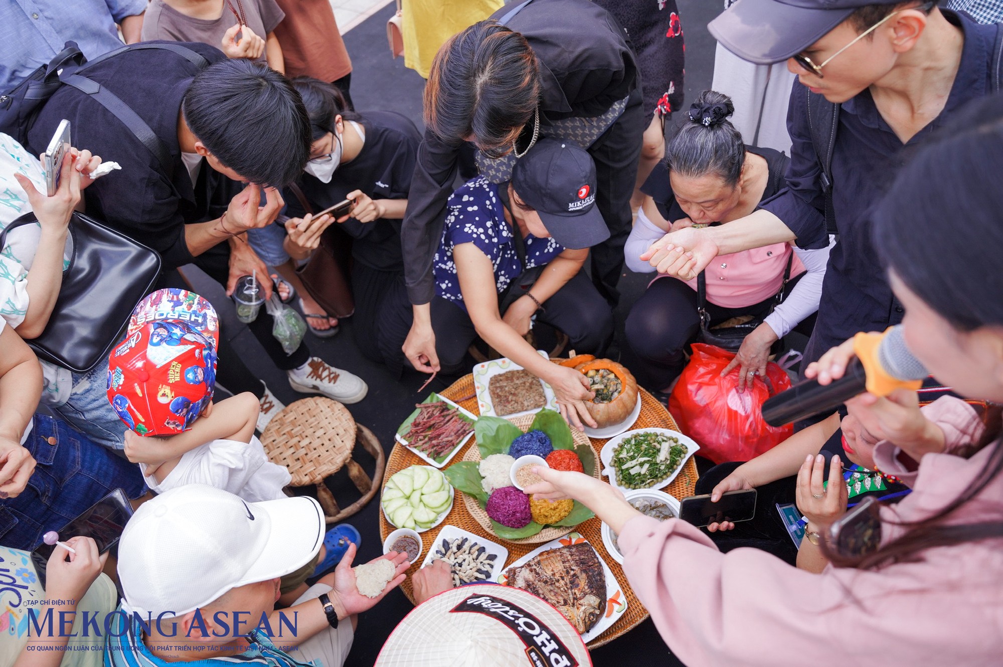 Kh&ocirc;ng gian giới thiệu ẩm thực H&agrave; Nội năm 2023 được tổ chức đ&atilde; thể hiện những n&eacute;t văn h&oacute;a ẩm thực nổi bật, ti&ecirc;u biểu cho ẩm thực H&agrave; Nội hội tụ tinh hoa v&agrave; đa dạng, s&aacute;ng tạo dưới t&agrave;i năng của những đầu bếp Việt.