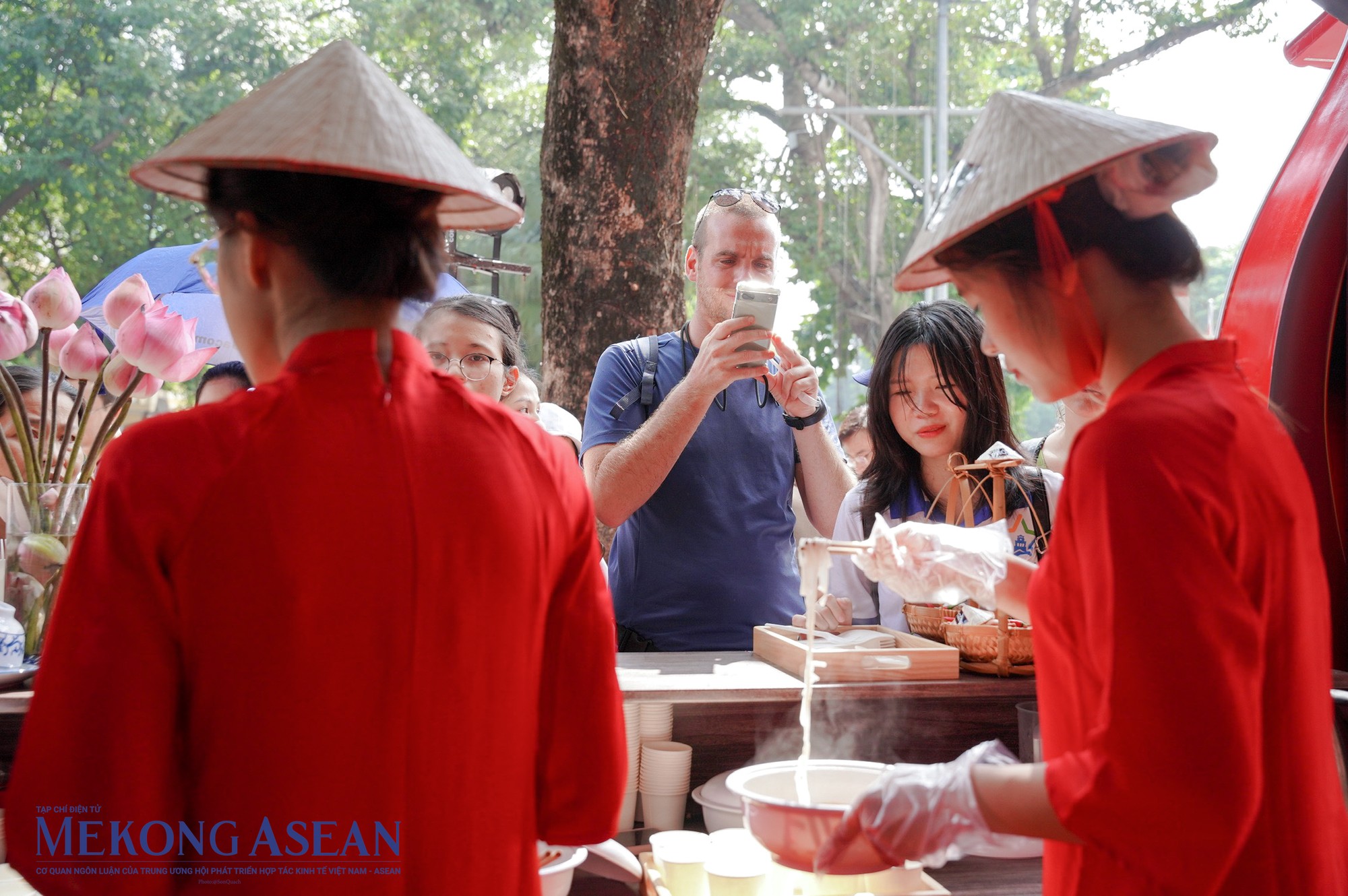 Kh&ocirc;ng gian quy tụ 51 gian h&agrave;ng của c&aacute;c hội nghề nghiệp, nghệ nh&acirc;n, doanh nghiệp, cơ sở ẩm thực nổi tiếng tại H&agrave; Nội v&agrave; cả nước giới thiệu c&aacute;c m&oacute;n ăn hấp dẫn như phở b&ograve;, phở g&agrave;, b&uacute;n thang, chả c&aacute;, chả cốm đ&egrave;n lồng, b&uacute;n ốc Hồ T&acirc;y...