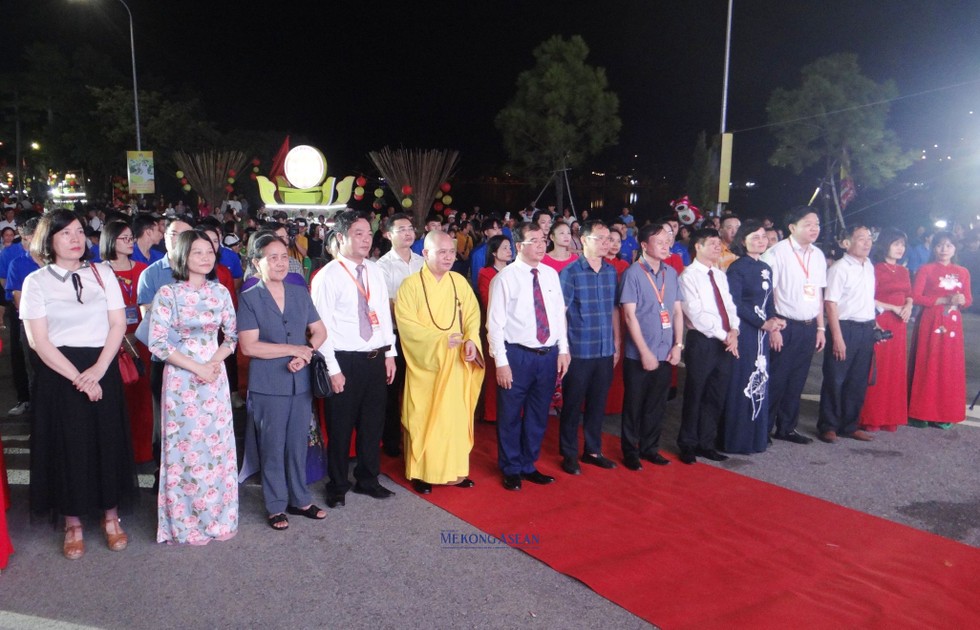 &Ocirc;ng Nguyễn Minh H&ugrave;ng, Ph&oacute; Chủ tịch UBND tỉnh Hải Dương, Trưởng Ban tổ chức Lễ hội m&ugrave;a thu C&ocirc;n Sơn - Kiếp Bạc v&agrave; c&aacute;c đại biểu đến dự khai mạc.