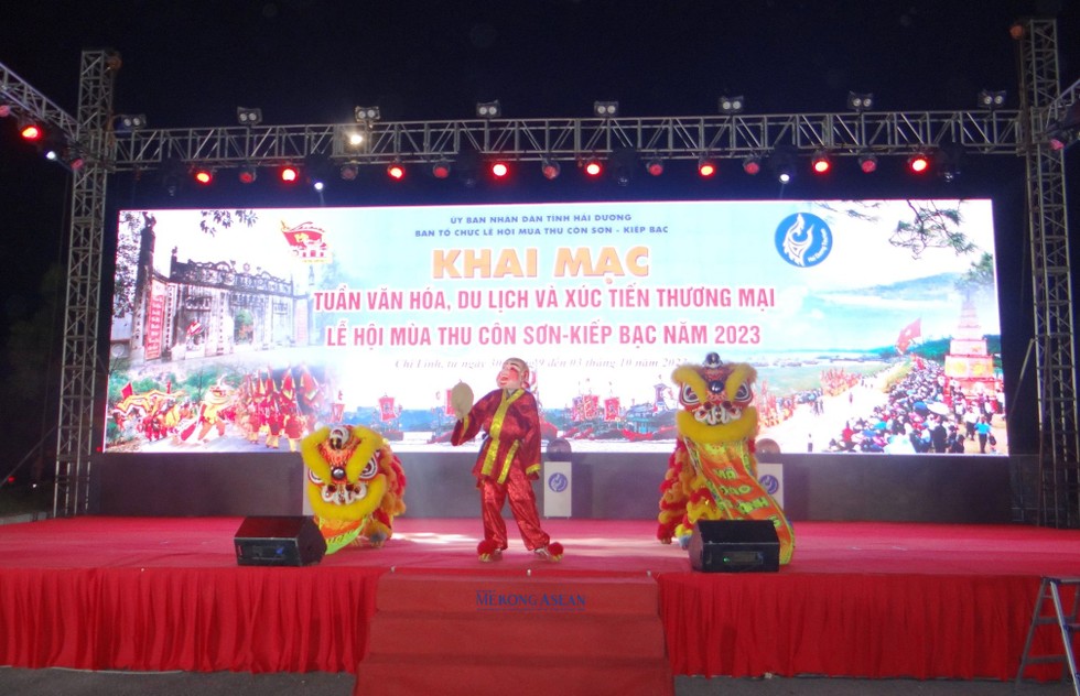 Tiết mục m&uacute;a l&acirc;n ch&agrave;o mừng sự kiện.