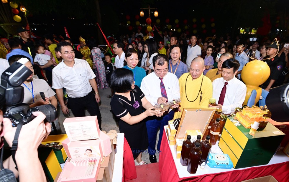 C&aacute;c đại biểu tham quan gian h&agrave;ng tại sự kiện.