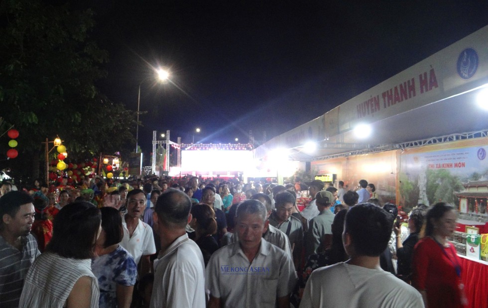 Đ&ocirc;ng đảo người d&acirc;n v&agrave; du kh&aacute;ch thập phương đến tham quan, trải nghiệm, mua sắm.