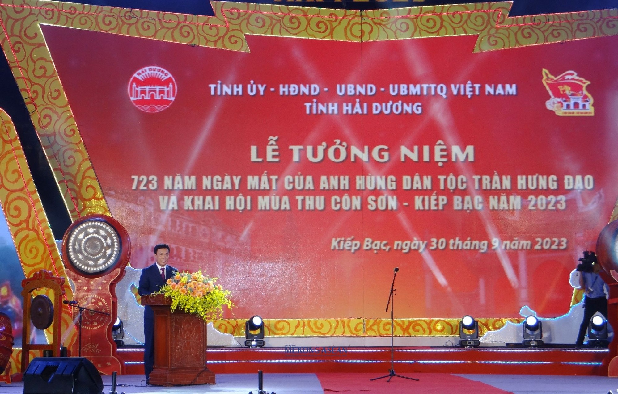 Chủ tịch UBND tỉnh Hải Dương Triệu Thế H&ugrave;ng đọc diễn văn tưởng niệm 723 năm ng&agrave;y mất của anh h&ugrave;ng d&acirc;n tộc Hưng Đạo Đại vương Trần Quốc Tuấn.