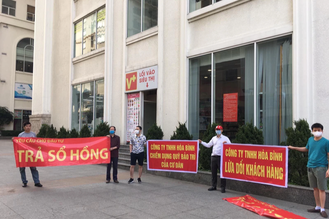 Cư d&acirc;n từng đấu tranh đ&ograve;i sổ hồng v&agrave; quỹ bảo tr&igrave;. (Ảnh: Minh Ngọc)