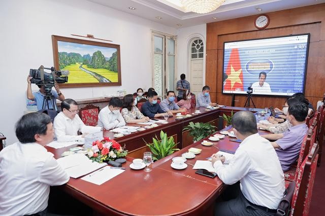 Hội nghị được kết nối với Bộ Ngoại giao do Thứ trưởng T&ocirc; Anh Dũng chủ tr&igrave; (Ảnh: Nguồn Tổ Quốc)