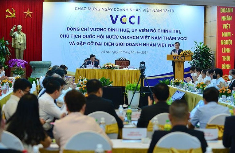 Chủ tịch Ph&ograve;ng thương mại v&agrave; C&ocirc;ng nghiệp Việt Nam (VCCI) Phạm Tấn C&ocirc;ng ph&aacute;t biểu Chủ tịch Quốc hội Vương Đ&igrave;nh Huệ c&ugrave;ng c&aacute;c doanh nh&acirc;n, doanh nghiệp.