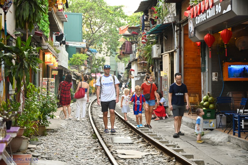 Kh&aacute;ch du lịch đi lại ngay tr&ecirc;n đường ray t&agrave;u hỏa. Ảnh: Qu&aacute;ch Sơn