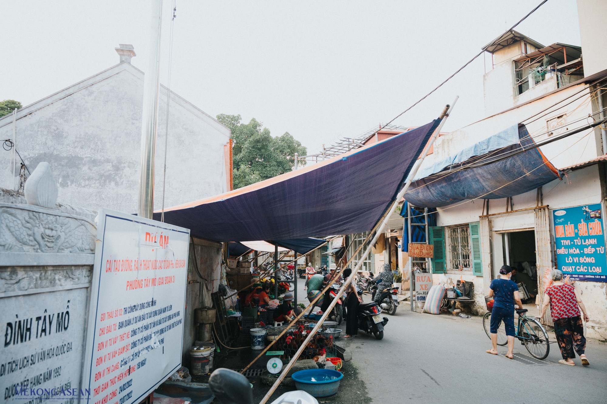 Trong l&agrave;ng c&oacute; Đ&igrave;nh T&acirc;y Mỗ được x&acirc;y dựng v&agrave;o đầu thế kỷ thứ 17, c&ograve;n lưu giữ bản sắc phong thần v&agrave;o năm thứ 28 đời vua L&ecirc; Cảnh Hưng v&agrave; 12 đạo sắc phong ni&ecirc;n đại từ thời vua L&ecirc; Cảnh Hưng tới thời vua Khải Định c&ugrave;ng nhiều di vật c&oacute; gi&aacute; trị lịch sử. Đ&igrave;nh được tr&ugrave;ng tu v&agrave;o năm 2010, l&agrave; một trong c&aacute;c c&ocirc;ng tr&igrave;nh kỷ niệm 1000 năm Thăng Long - H&agrave; Nội.