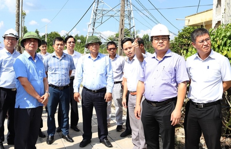 Đo&agrave;n c&ocirc;ng t&aacute;c kiểm tra hiện trường vị tr&iacute; 36A đường d&acirc;y 220 kV Bắc Giang - Lạng Sơn đoạn qua huyện Lục Nam, tỉnh Bắc Giang. Nguồn: VGP.