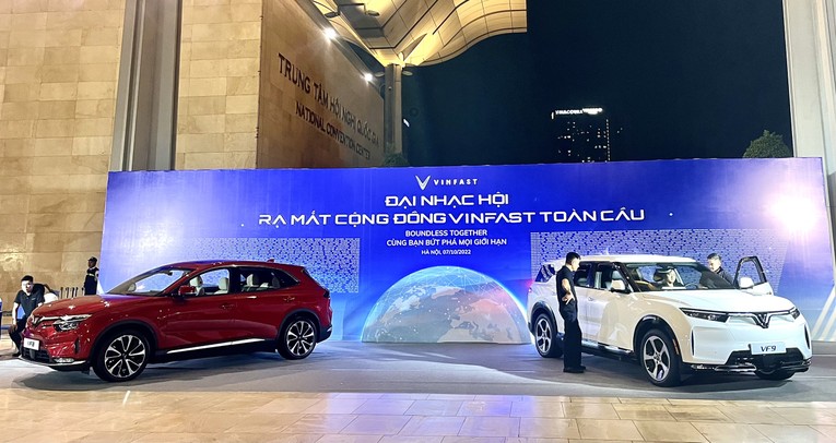 Kh&aacute;ch h&agrave;ng trải nghiệm thực tế khoang l&aacute;i xe VF 9. Ảnh: Thu Thảo