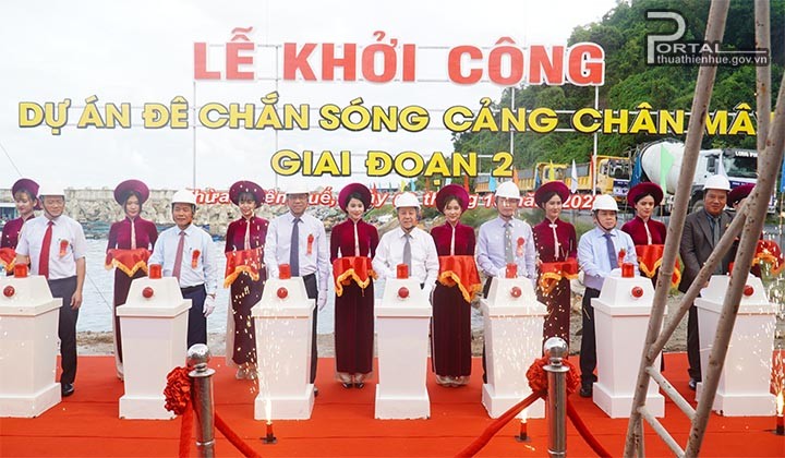 Lễ khởi c&ocirc;ng dự &aacute;n &ldquo;Đ&ecirc; chắn s&oacute;ng cảng Ch&acirc;n M&acirc;y &ndash; giai đoạn 2&rdquo;. ẢNh: CTTĐT tỉnh Thừa Thi&ecirc;n Huế