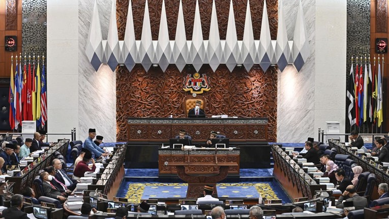 Bộ trưởng T&agrave;i ch&iacute;nh Malaysia Zafrul Aziz (b&ecirc;n tr&aacute;i) đọc b&agrave;i ph&aacute;t biểu về ng&acirc;n s&aacute;ch năm 2023 trước Quốc hội, ng&agrave;y 7/10. Ảnh: AP