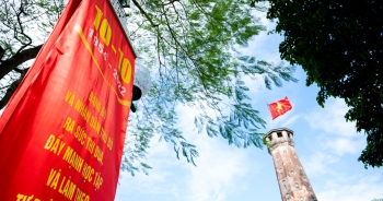 Đường phố Hà Nội rực rỡ cờ hoa chào mừng Ngày Giải phóng Thủ đô