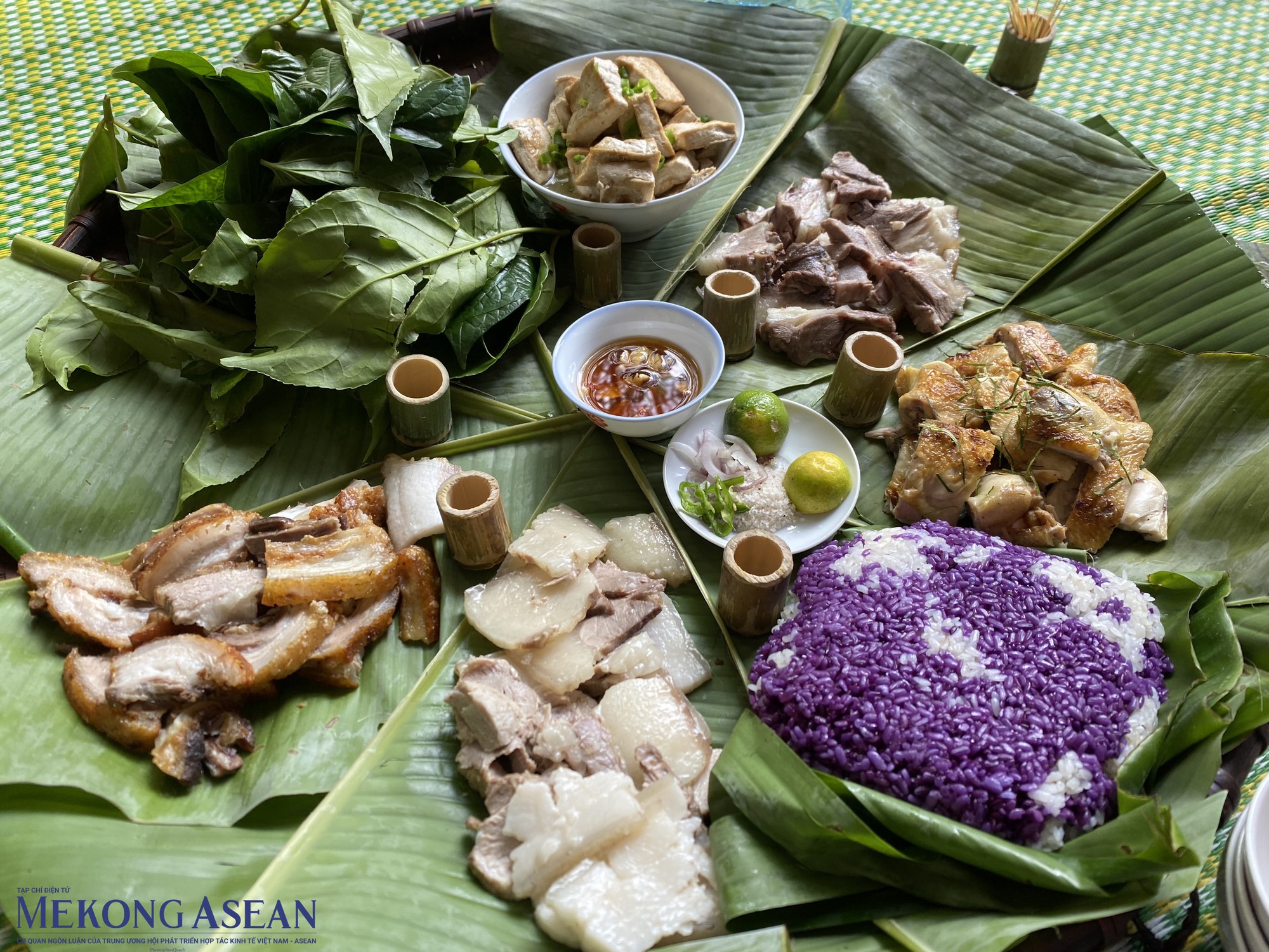 M&acirc;m cỗ đầy ắp đặc sản của người d&acirc;n Ho&agrave;i Khao.