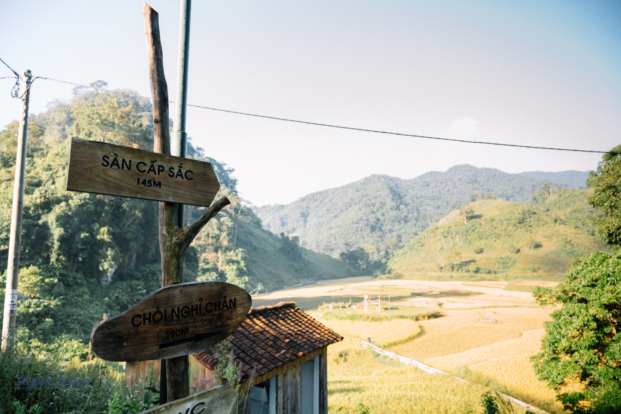 Khung cảnh n&uacute;i đồi, thung lũng Ho&agrave;i Khao nh&igrave;n từ b&ecirc;n trong gian nh&agrave; cổ. Nếp sống người Ho&agrave;i Khao dựa v&agrave;o thi&ecirc;n nhi&ecirc;n, bảo vệ m&ocirc;i trường c&ugrave;ng với n&eacute;t ho&agrave;i cổ mang đến nhiều trải nghiệm độc đ&aacute;o.