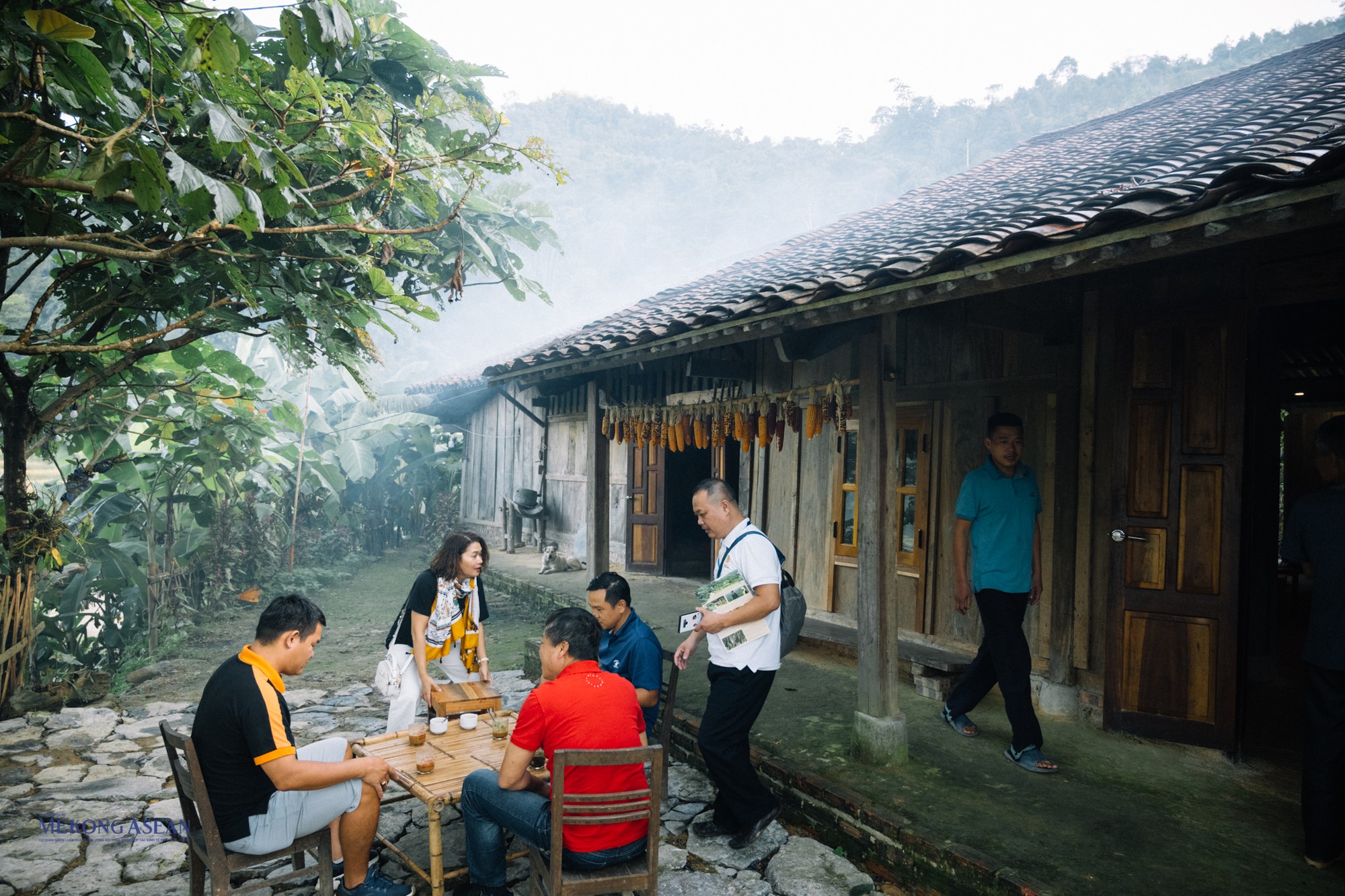 X&oacute;m Ho&agrave;i Khao được huyện Nguy&ecirc;n B&igrave;nh của Cao Bằng chọn l&agrave;m điểm du lịch cộng đồng, do to&agrave;n bộ người d&acirc;n địa phương đều l&agrave; người Dao Tiền v&agrave; họ giữ g&igrave;n được những gi&aacute; trị văn h&oacute;a, nếp sống gi&agrave;u bản sắc. Hiện nay Ho&agrave;i Khao c&oacute; một số hộ triển khai l&agrave;m điểm du lịch cộng đồng, tuy nhi&ecirc;n do ảnh hưởng của Covid-19 n&ecirc;n lượng kh&aacute;ch tới đ&acirc;y vẫn hạn chế. Trong ảnh l&agrave; du kh&aacute;ch đang thưởng thức tr&agrave;, cafe h&ograve;a m&igrave;nh c&ugrave;ng sương sớm ở Ho&agrave;i Khao.