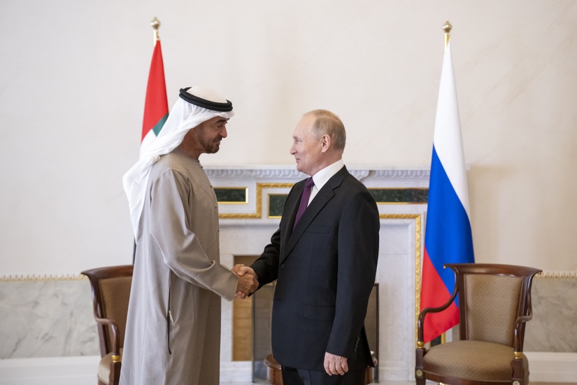 Tổng thống C&aacute;c tiểu vương quốc Arab Thống nhất (UAE) Mohammed bin Zayed al-Nahyan gặp Tổng thống Nga Vladimir Putin tại th&agrave;nh phố St. Petersburg, ng&agrave;y 11/10. Ảnh: WAM